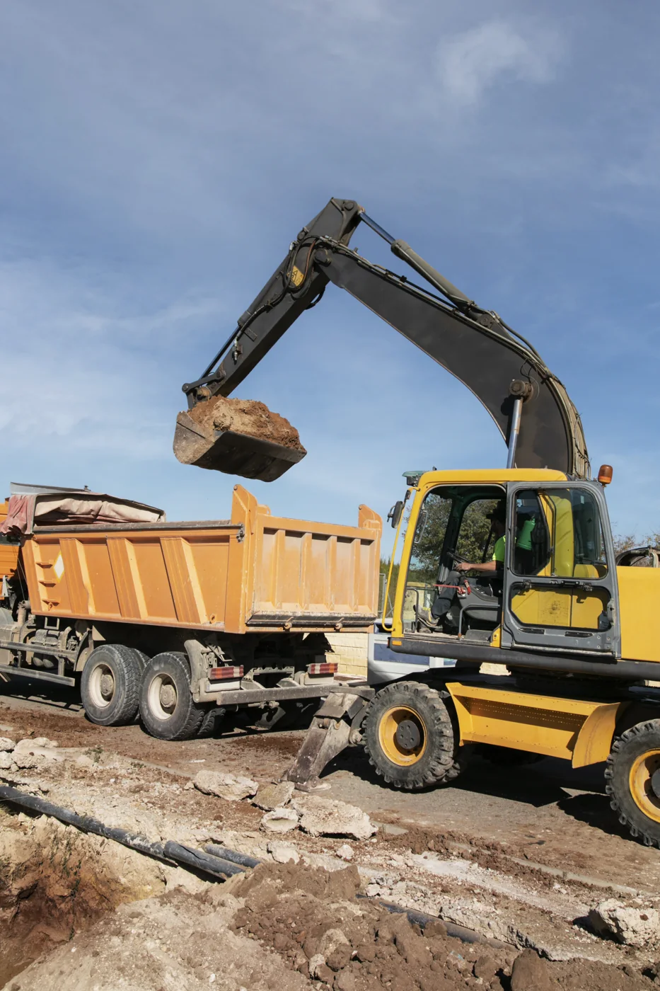 Excavadora ejecutando movimiento de tierra en una obra