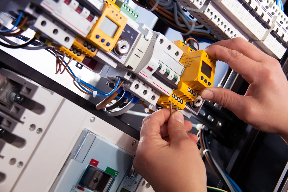 Tecnico trabajando en instalaciones electricas