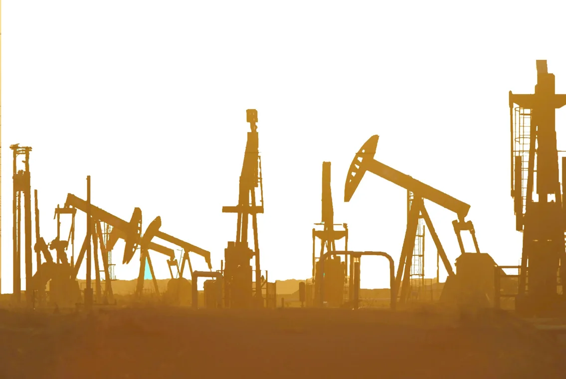 Instalaciones petroleras y macollas en campo